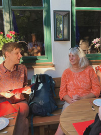 Barbara Likus (li) und Gerda Stechhammer (re)