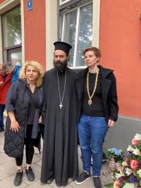 Christina Chatziparasidou und Stadträtin Barbara mit Archimandrit Siomos