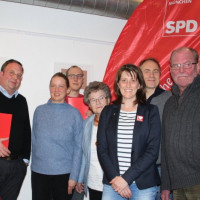Auf dem Bild bei der Jubilarsehrung - von links nach rechts: Holger Henkel, Simone Burger, Simon Kahn-Ackermann, Inge Wimmer, Ulrike (Ulli) Boesser, Arno Laxy, Willy Mundigl (Fraktionssprecher der SPD im BA8)